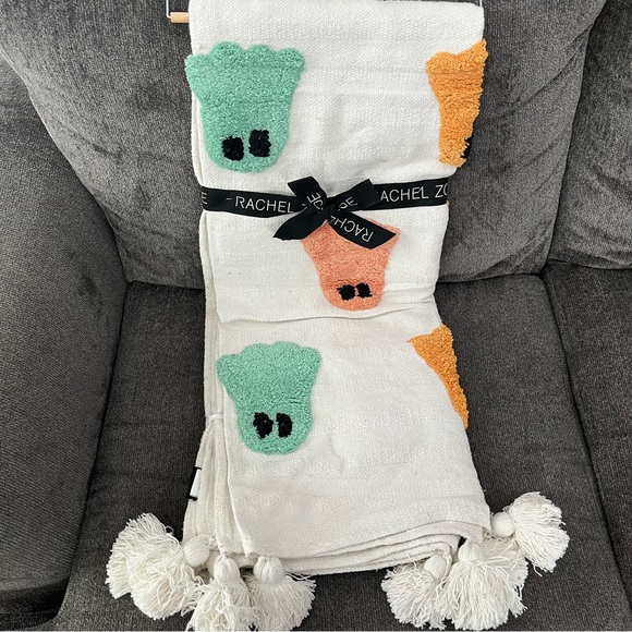 Rachel Zoe Pastel Ghost Blanket Tik Tok Viral Throw Halloween 50” x 60” NWT - Picture 7 of 9